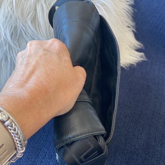 Tumi gently used black leather cross body bag - unisex - Picture 4 of 6